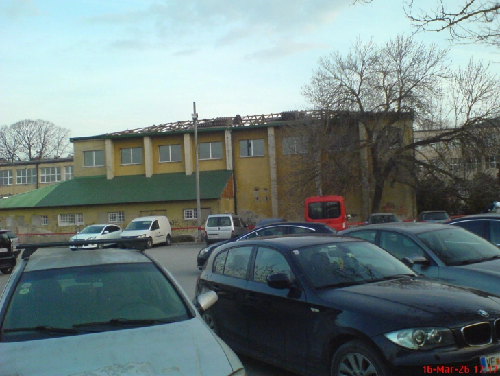 Покривот на спортската сала на ССОУ „Димитрија Чуповски