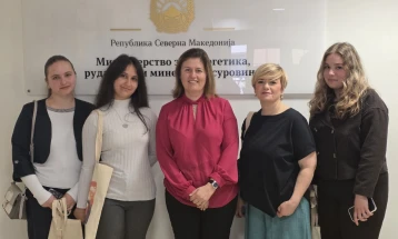 Ученичките од „Ѓорѓи Димитров“ наградени за документарецот за македонскиот рубин на средба со министерката Божиновска