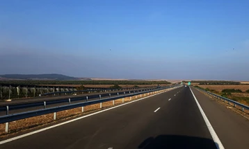 Komunikacioni zhvillohet pa pengesa, nëpër rrugë të thata