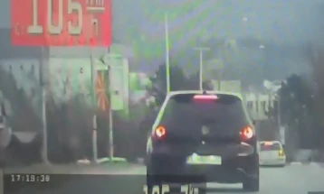 Sanksionohet një banor i Shtipit që drejtonte automjet me shpejtësi të konstatuar nga automjeti policor për matjen e shpejtësisë prej 105 km në orë në vendbanim