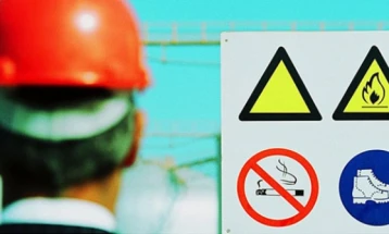 Вработен во „Македонски железници“ повреден од струен удар при извршување работни задачи во Скопје