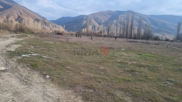 Полицајци и пожарникари го пребаруваат теренот во Зрновци каде беше пронајдено тело на жена во фаза на распаѓање (ФОТО)