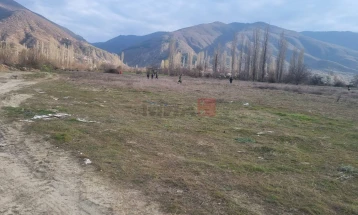 Полицајци и пожарникари го пребаруваат теренот во Зрновци каде беше пронајдено тело на жена во фаза на распаѓање (ФОТО)