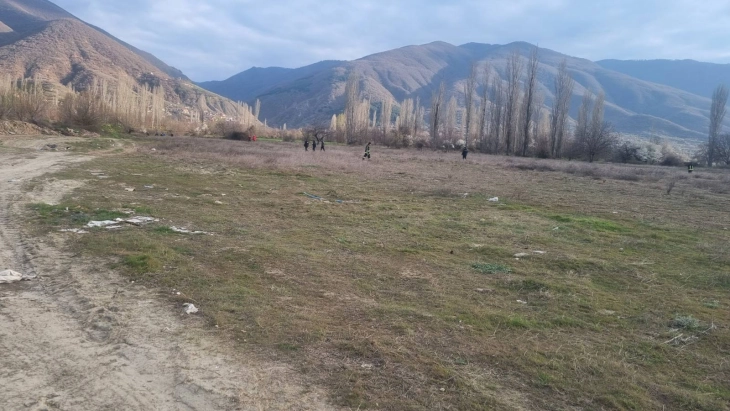 Policë dhe zjarrfikës po e gjurmojnë terrenin në Zërnovc ku u gjet trupi i një gruaje në fazë të dekompozimit (FOTO)