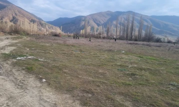 Policë dhe zjarrfikës po e gjurmojnë terrenin në Zërnovc ku u gjet trupi i një gruaje në fazë të dekompozimit (FOTO)