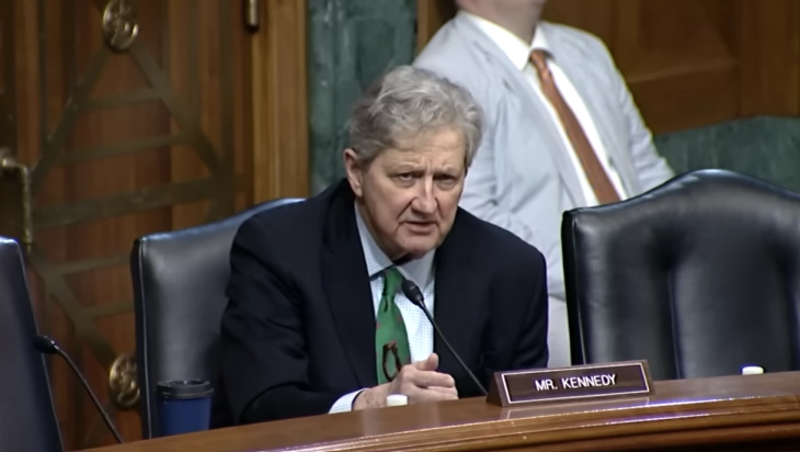 Портрет на Џон Кенеди - најурнебесниот меѓу политичарите: Како еден сенатор го чува Уставот и како во Вашингтон да докажеш дека не си глупав