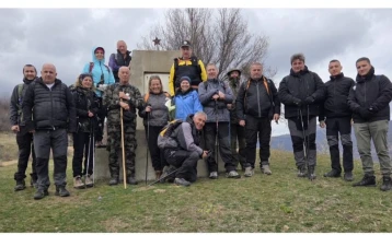 Свежо цвеќе пред споменикот на Љупчо и Раде во Главовица положија планинарите од ПСК „Осогово“