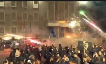 Протест на опозицијата во Тирана, учесниците фрлаа молотови коктели врз зградата на владата и други државни институции