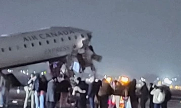 Авион на „Ер Канда експрес“ удри во возило на аеродромот во Њујорк