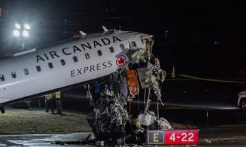 Две лица загинаа откако авион на „Ер Канада експрес“ удри во противпожарно возило на аеродромот во Њујорк