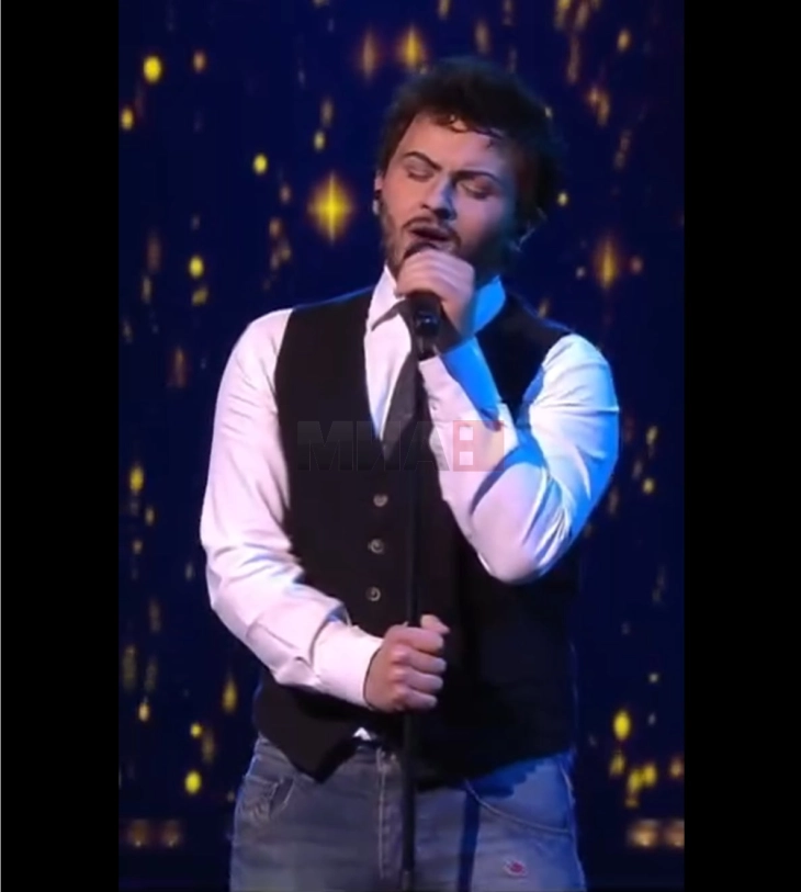 Настап што ги расплака сите откако натпреварувач од шоуто „Твоето лице звучи познато“ се трансформираше во легендарниот македонски пејач Тоше Проески