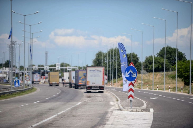 Kamionxhinjtë në Bosnjë e Hercegovinë u përpoqën t'i bllokojnë kufijtë, por policia i ndaloi