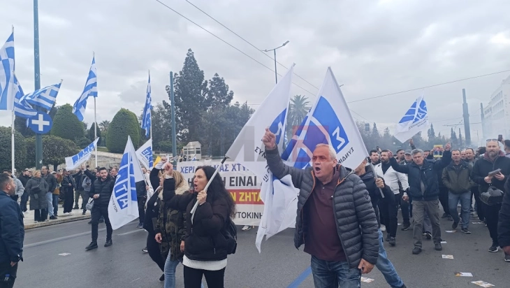 Масовен протест на таксистите пред грчкиот парламент