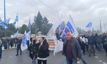 Масовен протест на таксистите пред грчкиот парламент