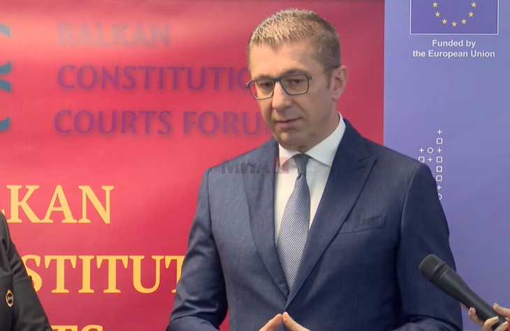 Mickoski: Qeveria nuk po mendon për hapjen e Kushtetutës, kushtet politike për këtë nuk janë plotësuar