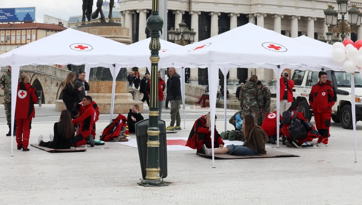 На Плоштадот „Македонија“ граѓаните имаа можност да учат за првата помош од обучени тимови на Црвен крст, МВР и АРМ