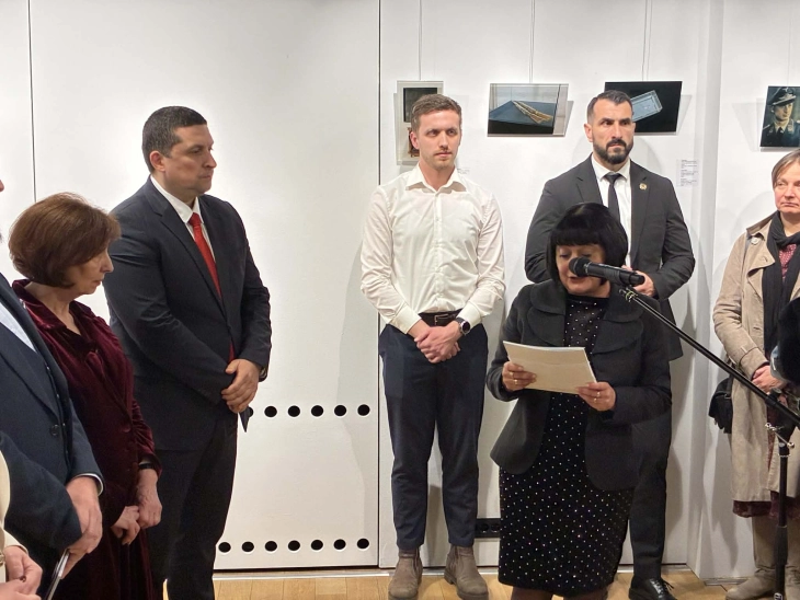 Сиљановска-Давкова ја отвори изложбата „Архивски документи“ на Жанета Вангели во македонскиот КИЦ во Загреб