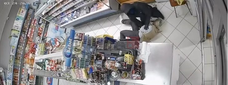 Спречен вооружен грабеж во Мостар: Продавачка се спротивстави на напаѓач со автоматска пушка