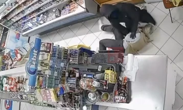 Спречен вооружен грабеж во Мостар: Продавачка се спротивстави на напаѓач со автоматска пушка