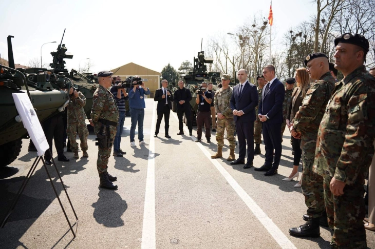 Мицкоски: Армијата ја засилува мобилноста, 17-те нови оклопни возила „страјкер“ симбол на партнерството со САД