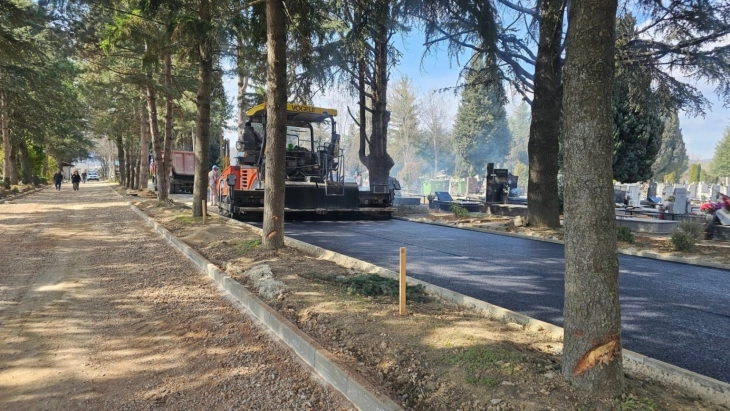 Асфалтирање на главната патека на градските гробишта во Охрид