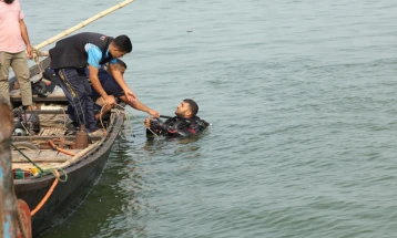 Најмалку 24 лица загинаа откако автобус се урна во река додека се обидуваше да се качи на ферибот во Бангладеш