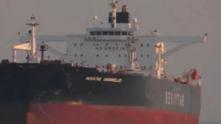 Танкер во сопственост на турска компанија нападнат со дронови утрово во близина на Босфор