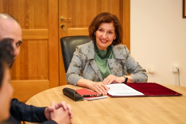 Средношколски дијалог со претседателката