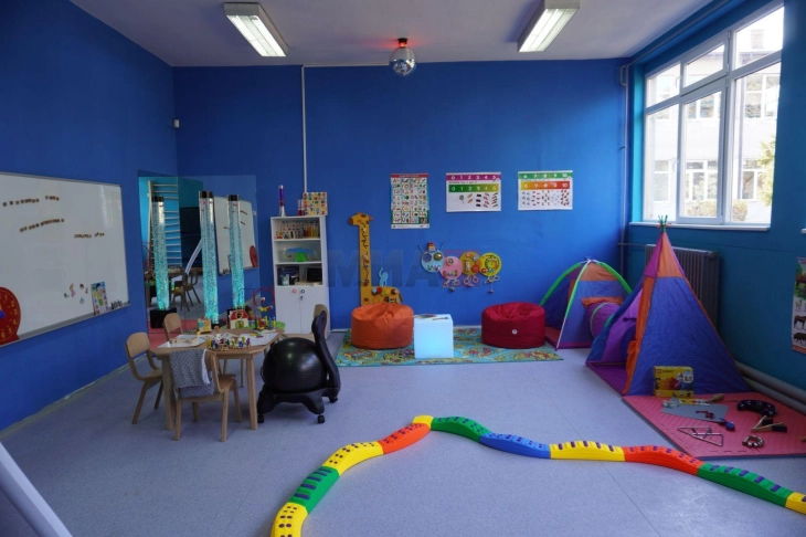 Неколку училишта од Куманово имаат сензорни соби што придонесува за поддршка на учениците со попреченост