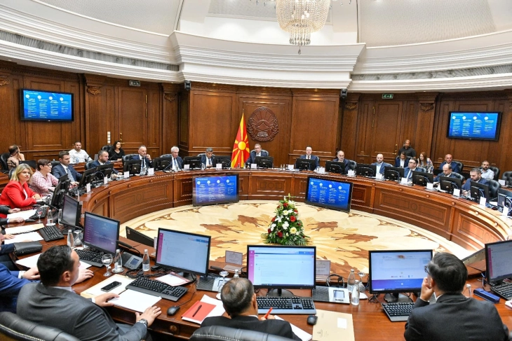 За две години вработените во државните институции ќе имаат за 40 отсто повисока плата, колективниот договор помина на владина седница