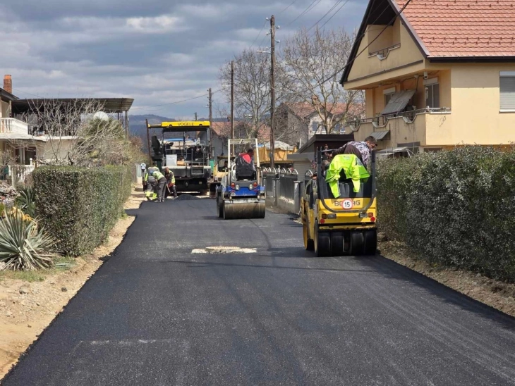 Асфалтирање улици во охридските приградски населби Горно и Долно Лакочереј