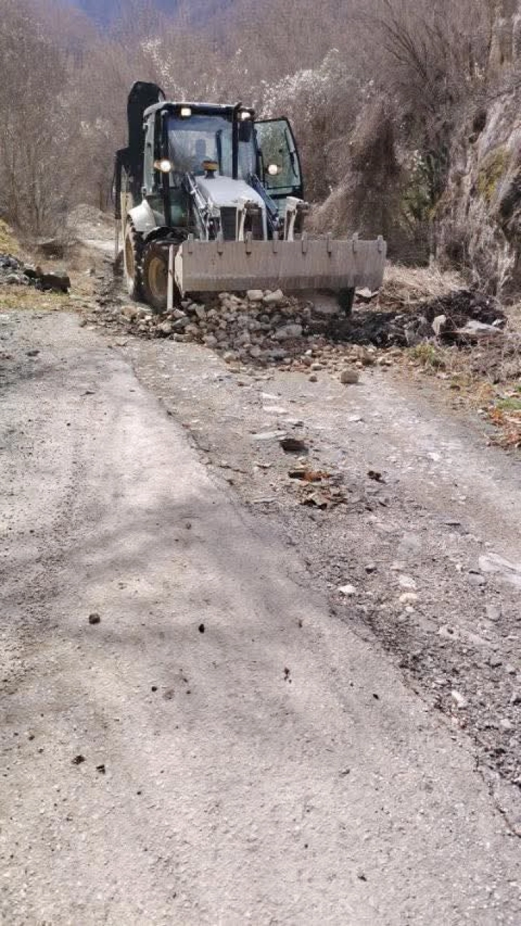 Почна расчистување и санација на ударните дупки на патот за село Тресонче, Мала Река