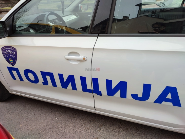 Едно лице е потешко повредено, а три лица се полесно повредени кога возило удрило во метална канделабра кај кавадаречко Моклиште 