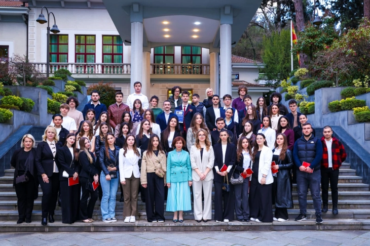 Средношколски дијалог со претседателката Сиљановска-Давкова