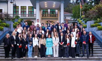 Nxënës të shkollave të mesme me presidenten Siljanovska-Davkova