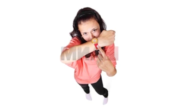 В недела часовниците се поместуваат еден час напред