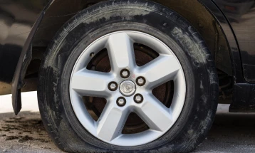 Поправка или замена - што е поисплатливо кога ќе се дупне гума?