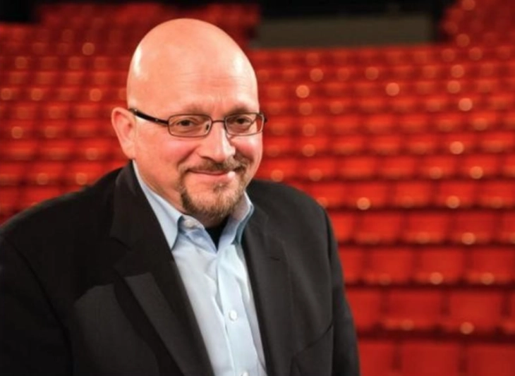 Џефри Ерик Џенкинс: Театарот мора да продолжи да гради мостови меѓу заедниците, спротивставувајќи се на искушението да се повлече во изолираност или институционална самозаштита