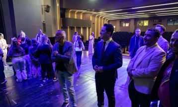 Првиот заменик-претседател на Владата, Беким Сали, го посети Албанскиот театар по повод Меѓународниот ден на театарот