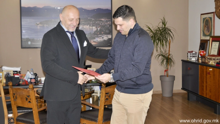 Градоначалникот на Охрид, Пецаков, се сретна со амбасадорот на БиХ, Јаќимовиќ