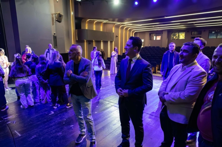 Zëvendëskryeministri i parë Bekim Sali viziton Teatrin Shqiptar me rastin e Ditës Ndërkombëtare të Teatrit