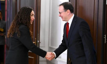 Presidentja Osmani priti në takim ambasadorin e Turqisë në Kosovë, Sabri Tunç Angili