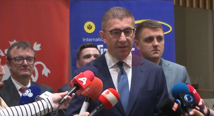 Mickoski: Numrat nga anketat na motivojnë të punojmë më tej, si Qeveri po bëjmë gjithçka që t'u ofrojmë sa më shumë të jetë e mundur qytetarëve