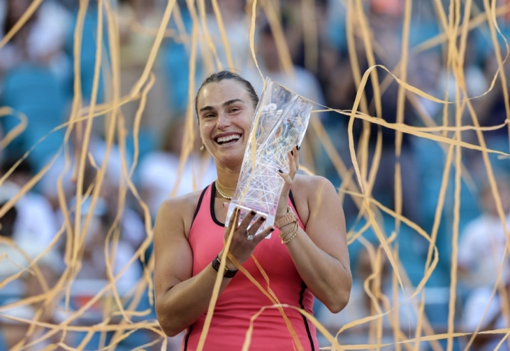 Сабаленка со победничкиот пехар на Мастерсот во Мајами