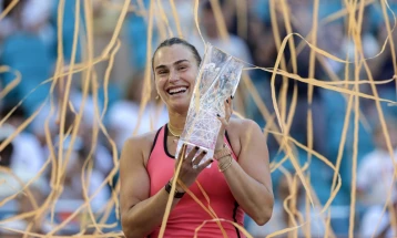 Сабаленка со победничкиот пехар на Мастерсот во Мајами