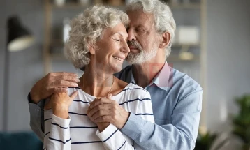 Зошто живеат пет години подолго: Жените се „вентилираат“ со другарките, мажите на стрес одговараат со цигари и алкохол