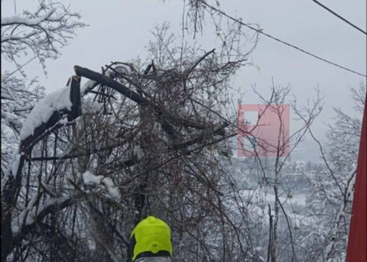Обилни снежни врнежи предизвикаа поплави и дефекти во електро-мрежата во БиХ