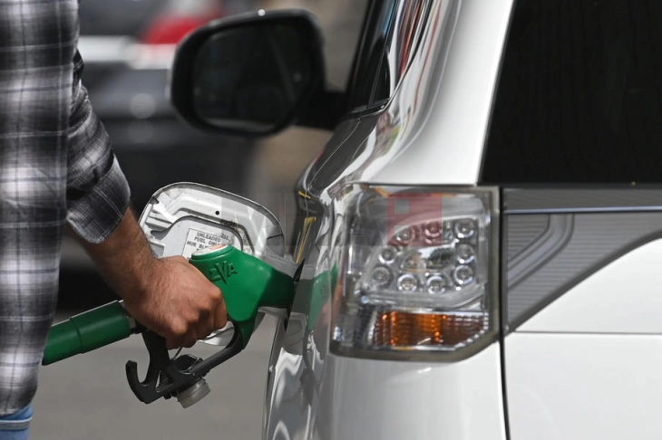 Australia përgjysmon taksën e derivateve, ndërsa lufta në Lindjen e Mesme rrit çmimet