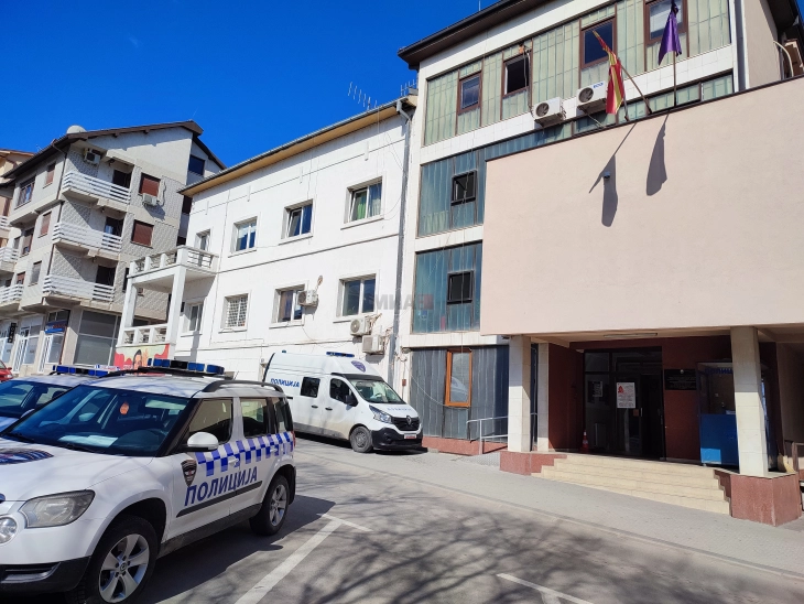 Приведен 27-годишен жител на Росоман кој утрово со остар предмет ја убил неговата мајка