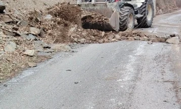 Расчистен и саниран локалниот пат кон село Тресонче